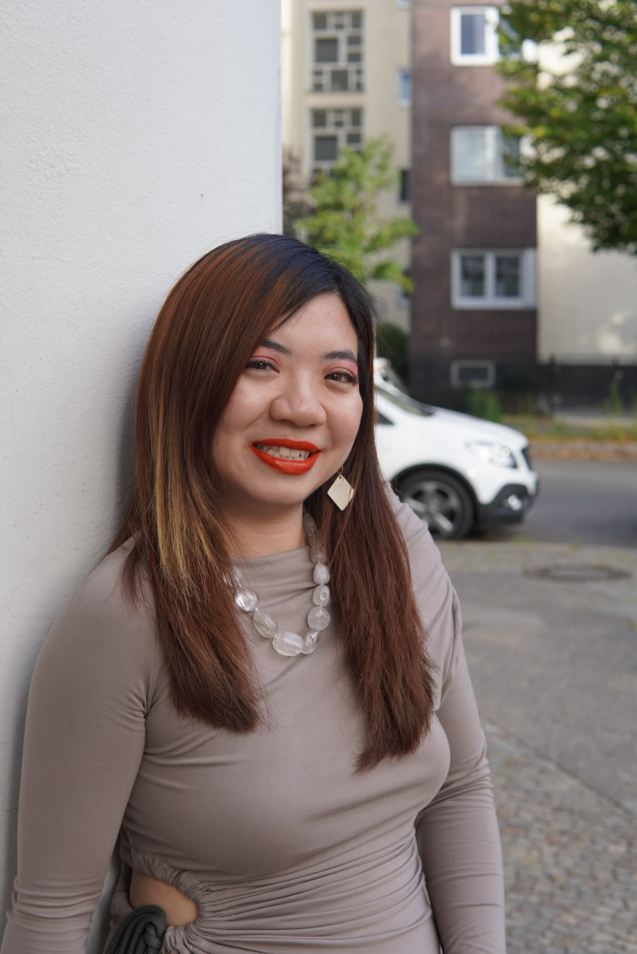 Bao Ngoc Cao lächelt im Freien