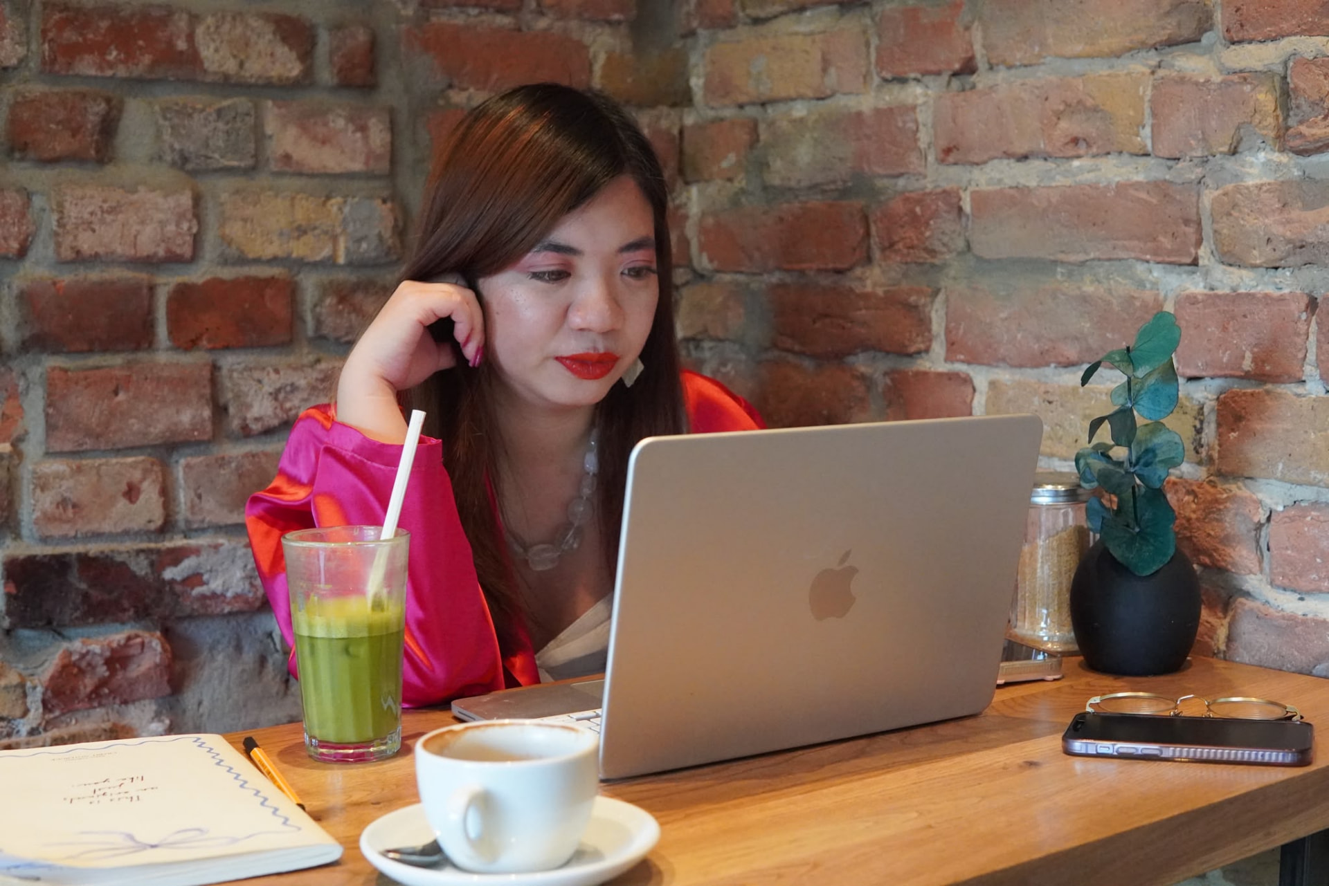 Bao Ngoc Cao arbeitet mit ihrem Laptop im Café