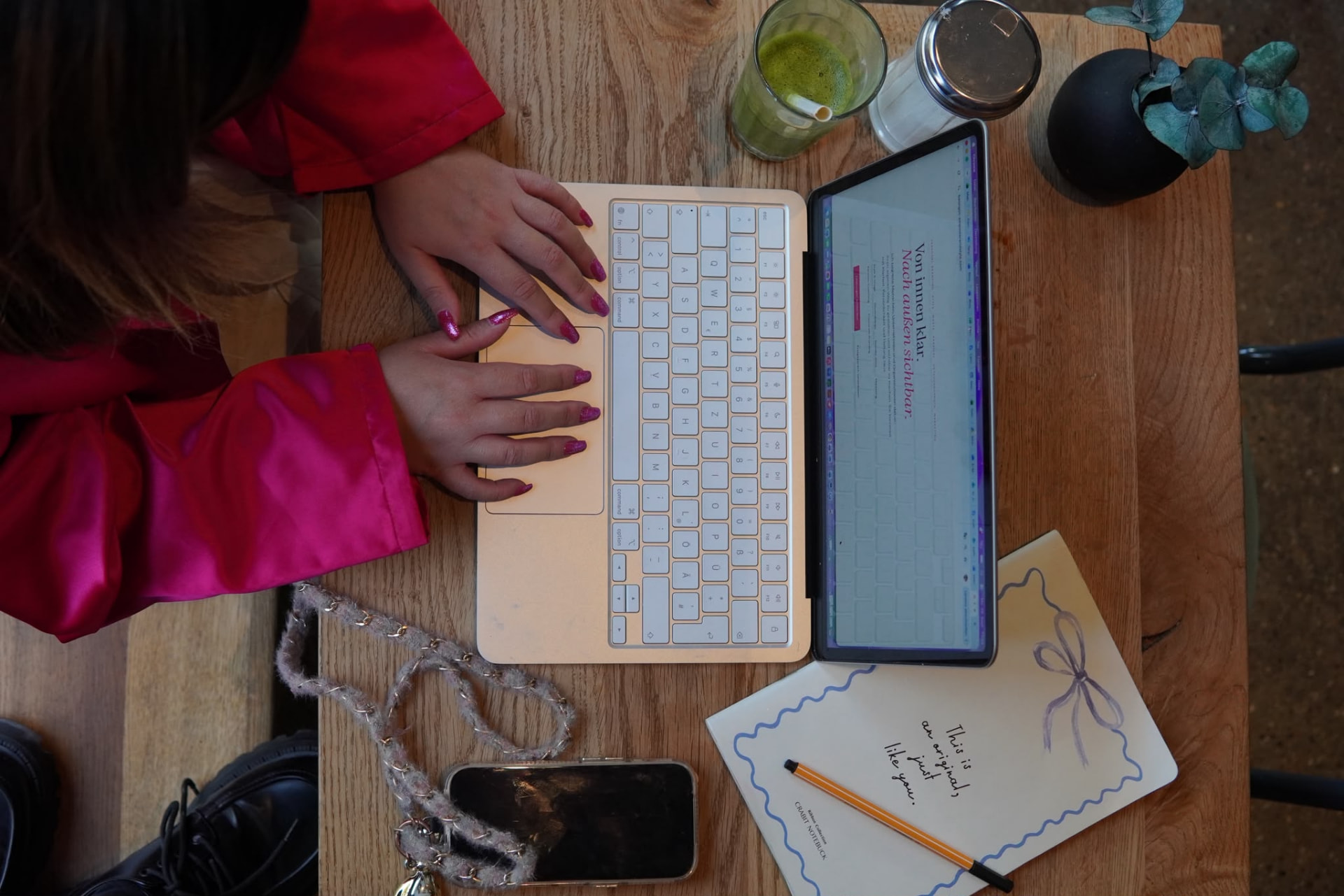 Bao Ngoc Cao arbeitet an ihrer Markenkommunikation am Laptop